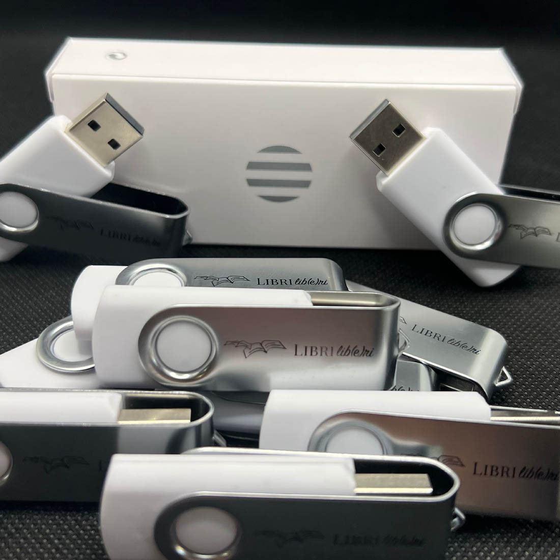 Chiavetta USB 32GB in legno personalizzabile - Regalo per Maestra